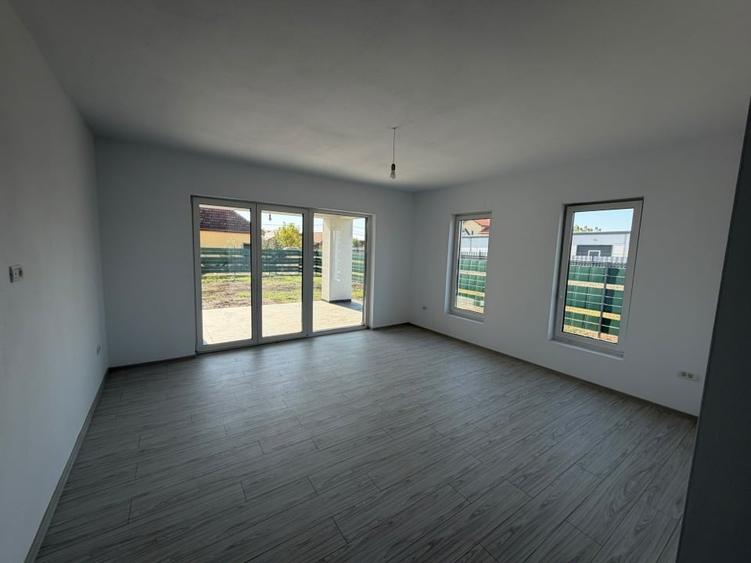 Duplex cu 4 camere cu Canalizare în Săcălaz