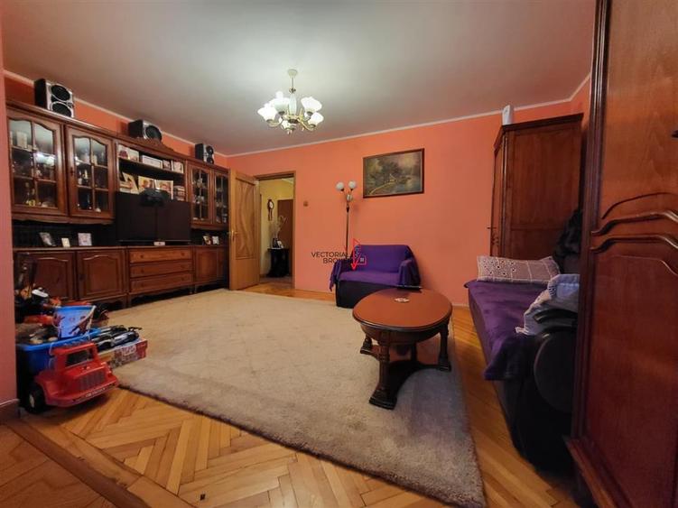 Apartament cu 4 camere decomandat, mobilat în Titan
