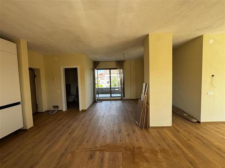Apartament cu 3 camere semidecomandat, mobilat în Borhanci