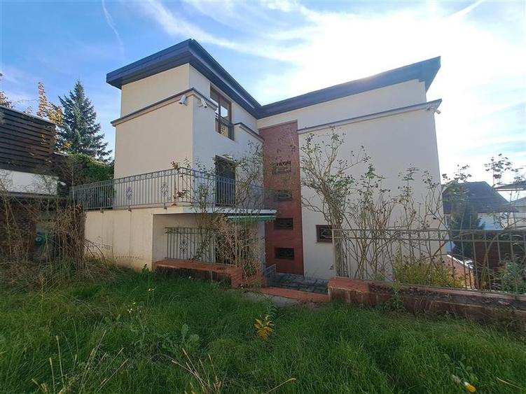Casă individuală cu 10 camere cu Canalizare în Grigorescu