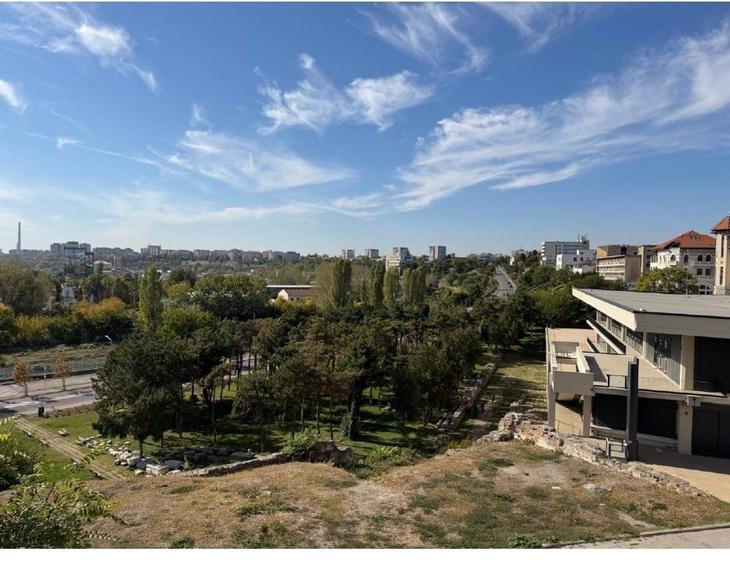 Apartament cu 5 camere decomandat în Peninsula