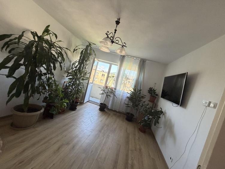 Apartament cu 3 camere semidecomandat în Zamfirescu