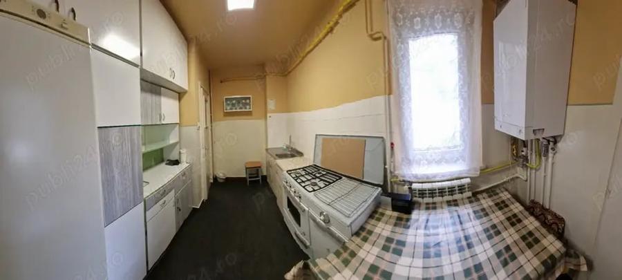 Apartament cu 3 camere semidecomandat în Central