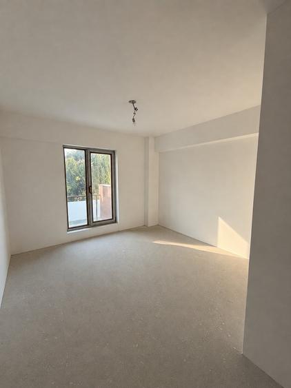 Apartament cu 3 camere semidecomandat în Aviației
