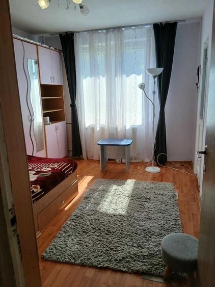 Apartament cu 3 camere semidecomandat în Fizicienilor