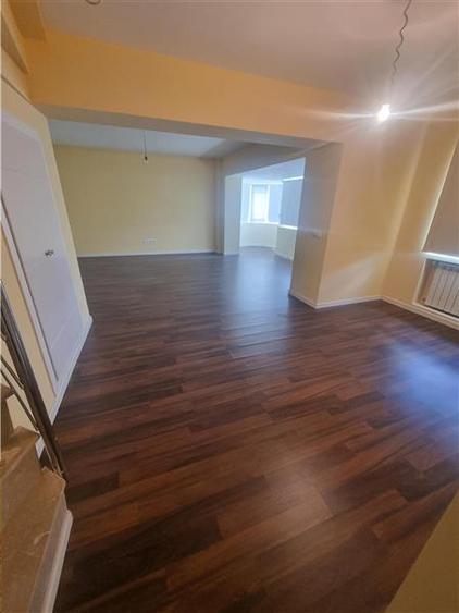 Penthouse cu 5 camere decomandat în 1 Mai