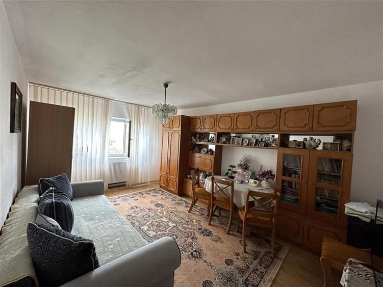Apartament cu 3 camere decomandat în Plăvăț II