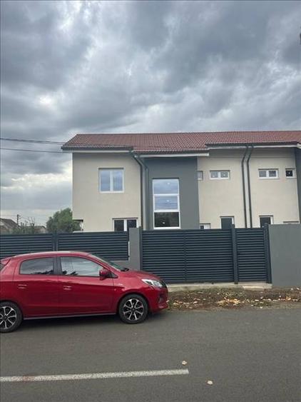 Duplex cu 4 camere cu Canalizare în Dumbrăvița