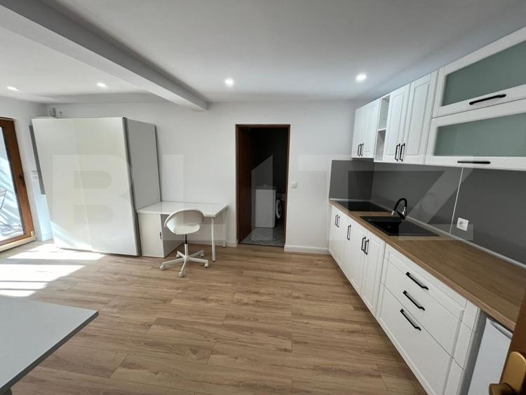 Casă individuală cu 10 camere cu Canalizare în Central