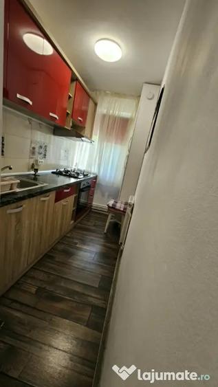 Apartament cu 3 camere semidecomandat în Tomis Nord