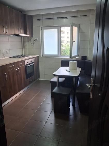 Apartament cu 3 camere decomandat în Moșilor
