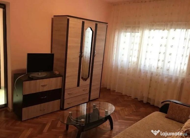 Apartament cu 2 camere semidecomandat în Cetate