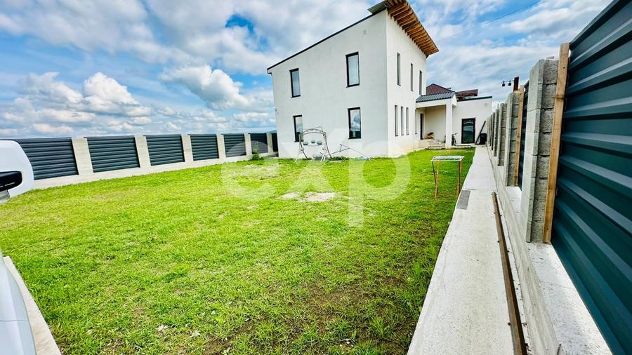 Casă individuală cu 4 camere cu Garaj în Săcueni