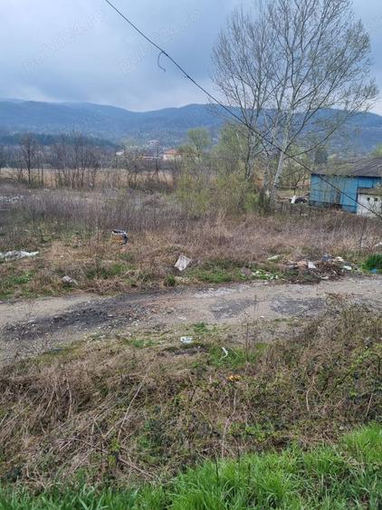 Teren de 5800 mp, în Gura Văii