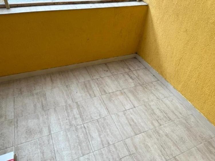 Apartament cu 3 camere semidecomandat în Cetate