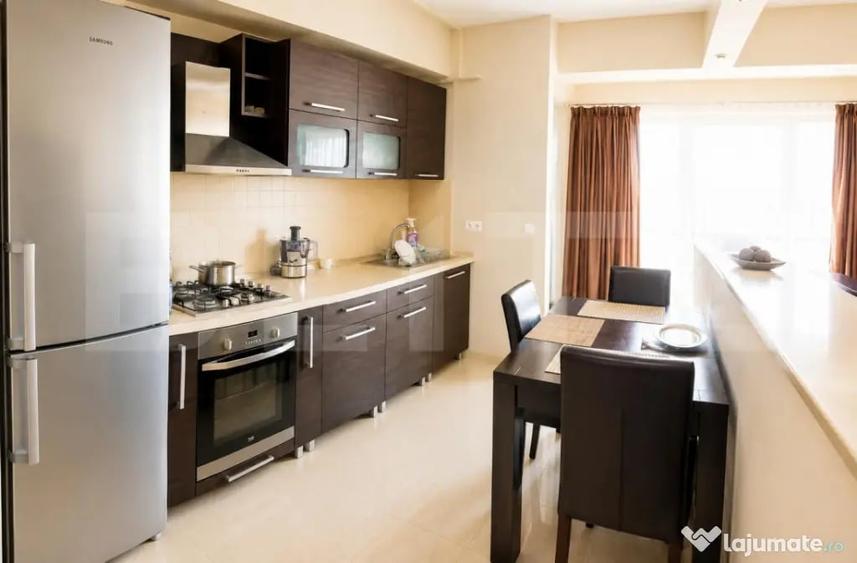 Apartament cu 3 camere semidecomandat în Independenței