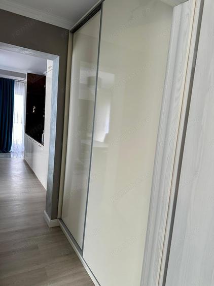 Apartament cu 3 camere semidecomandat, mobilat în Dumbrăvița