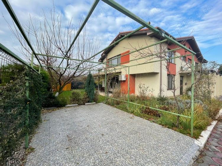 Casă cu 5 camere în Lazu