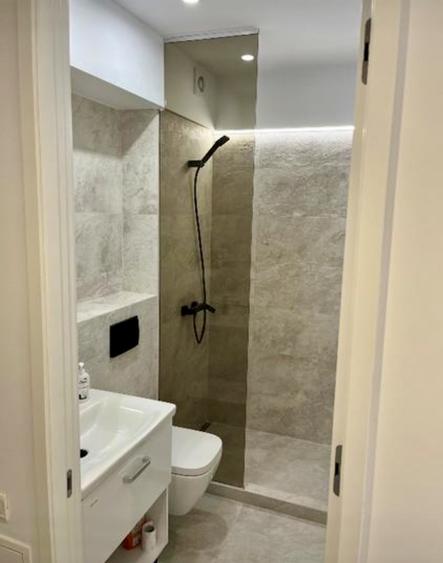 Apartament cu 3 camere semidecomandat, mobilat în Tineretului