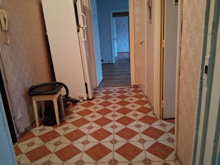 Apartament cu 3 camere semidecomandat în Podu Roș