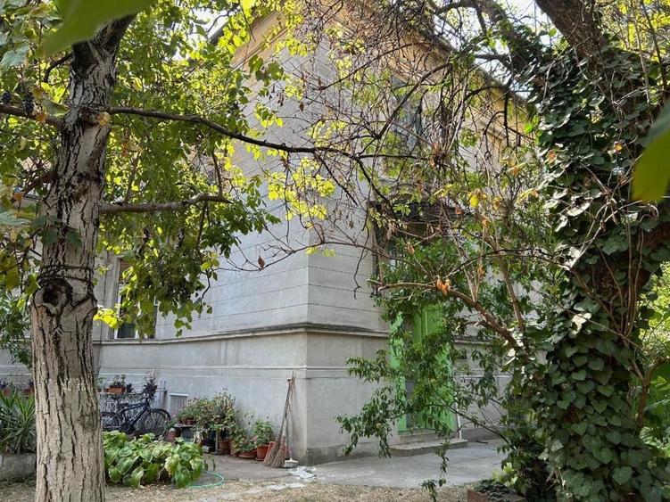Casă cu 6 camere cu Teren 1000 Mp în Traian