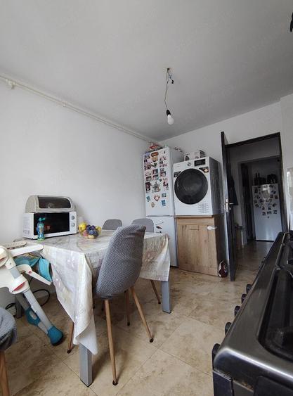 Apartament cu 3 camere decomandat în Poarta 6