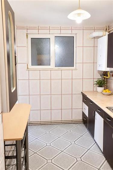 Apartament cu 3 camere decomandat în Florilor
