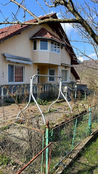 Casă cu 4 camere în Exterior Vest
