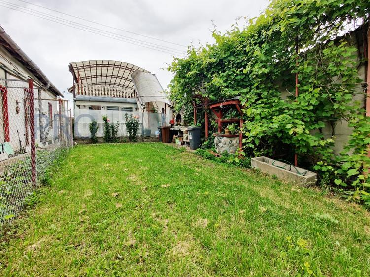 Casă individuală cu 6 camere cu Canalizare în Turnișor