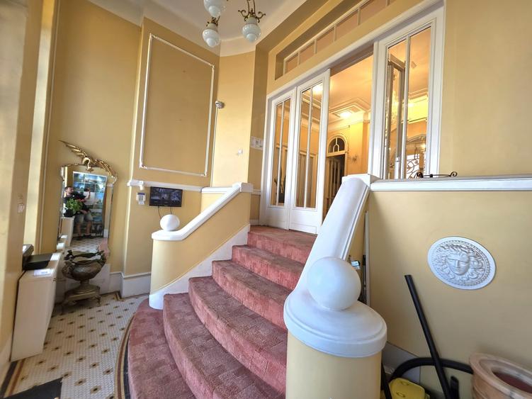 Apartament cu 5 camere în P-ța Unirii