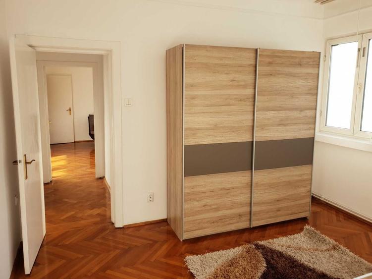 Apartament cu 3 camere semidecomandat în Romană
