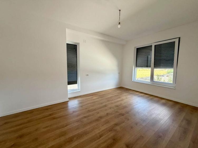 Duplex cu 5 camere cu Canalizare în Moșnița Nouă