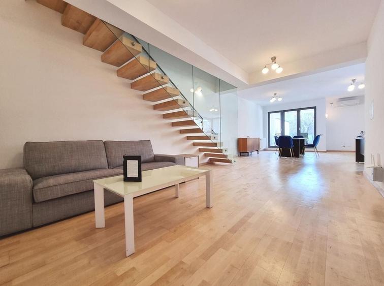 Apartament cu 4 camere semidecomandat în Capitale
