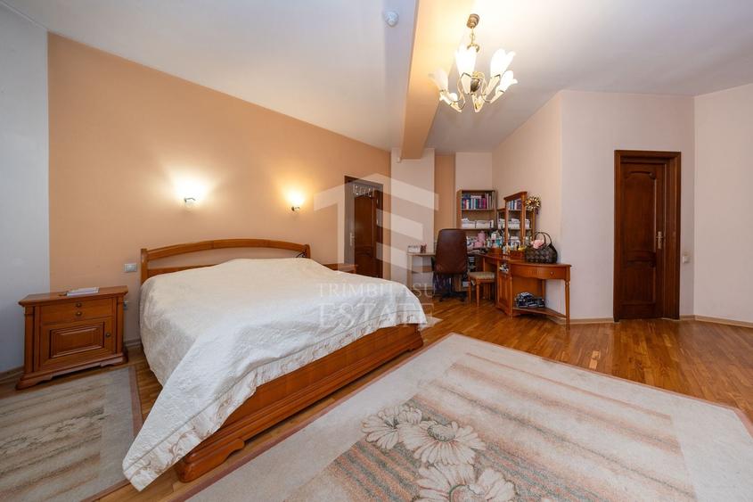 Casă individuală cu 8 camere cu Canalizare în Central