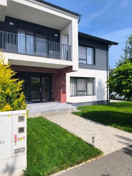 Duplex cu 4 camere cu Canalizare în Brătășanca