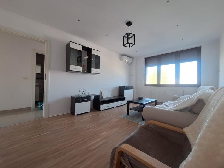 Apartament cu 3 camere semidecomandat, mobilat în Semicentral