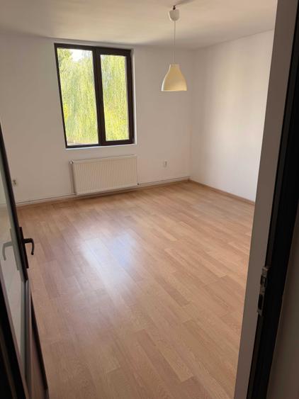 Casă cu 4 camere în Băneasa