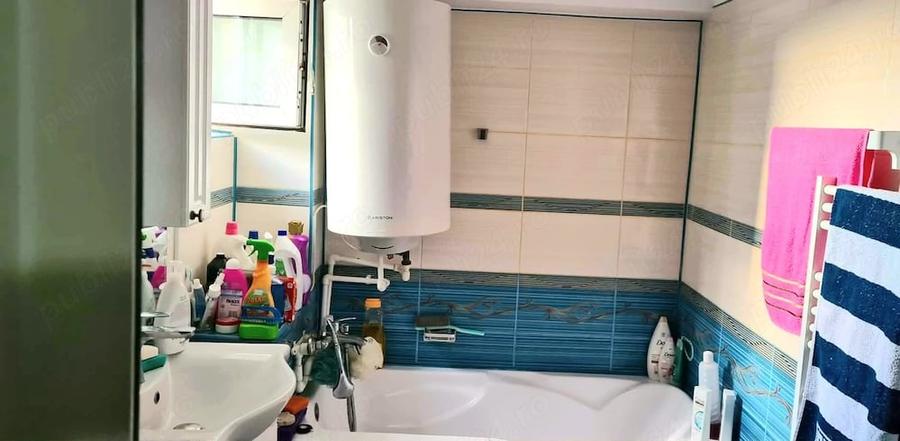 Apartament cu 3 camere semidecomandat în Hârșova