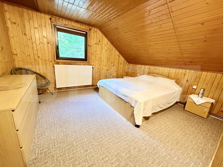 Casă individuală cu 6 camere cu Teren 3000 Mp în Periferie