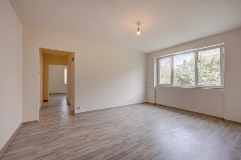Apartament cu 3 camere semidecomandat în Baba Novac