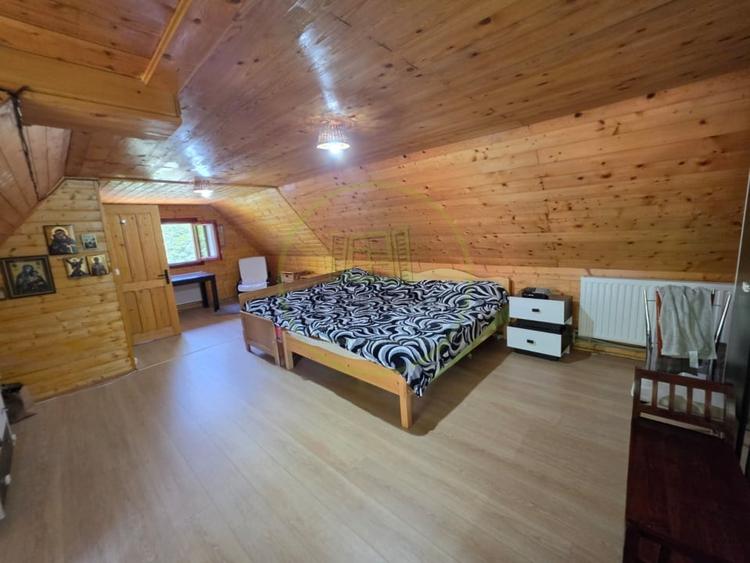 Casă individuală cu 7 camere cu Teren 4557 Mp în Exterior Est