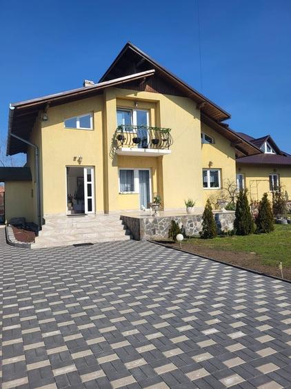Casă individuală cu 6 camere cu Canalizare în Central