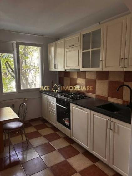 Apartament cu 3 camere semidecomandat, mobilat în Berceni