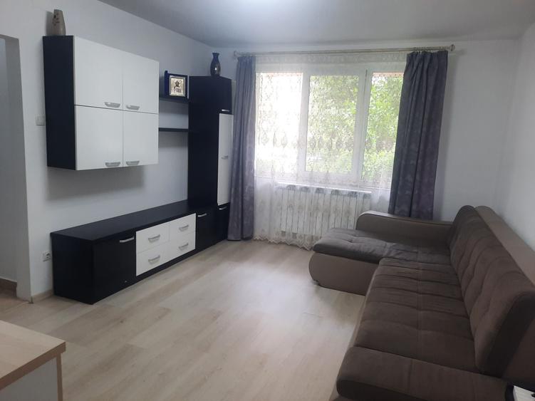 Inchiriez apartament 2 camere zona centrala - 1