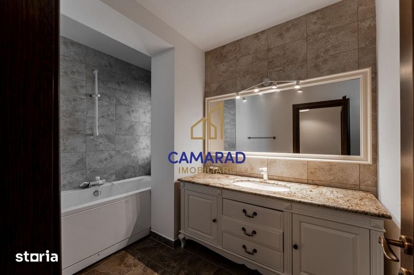 Casă cu 8 camere cu Teren 1000 Mp în Central
