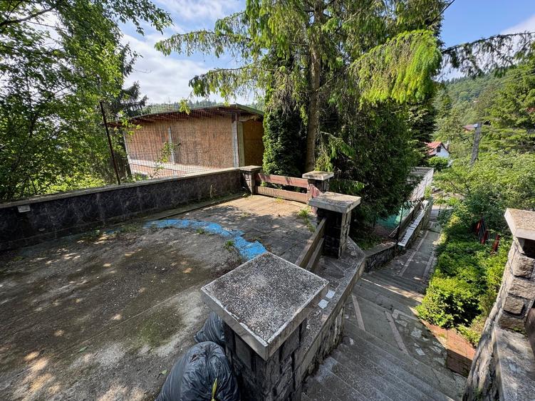 Casă individuală cu 8 camere cu Canalizare în Central