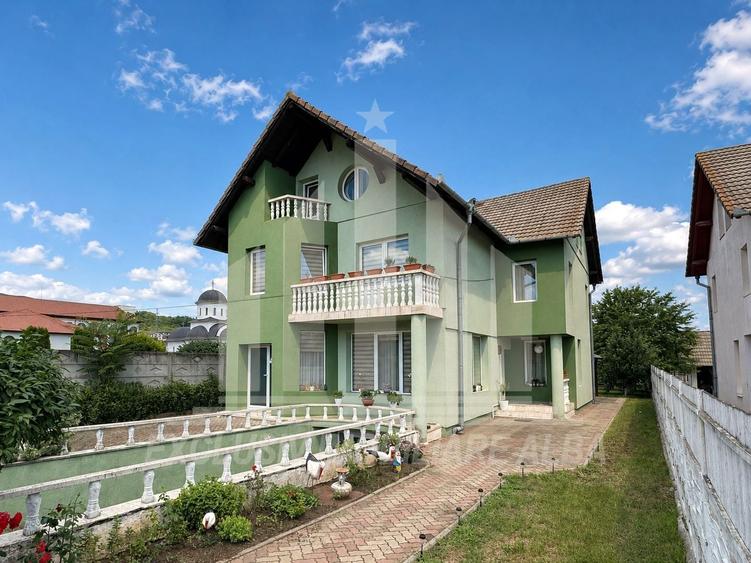 Casă individuală cu 8 camere cu Canalizare în Cetate