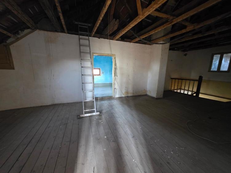Casă cu 5 camere cu Teren 2800 Mp în Poienarii Burchii
