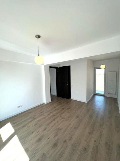 Duplex cu 4 camere cu Canalizare în Sud-Est