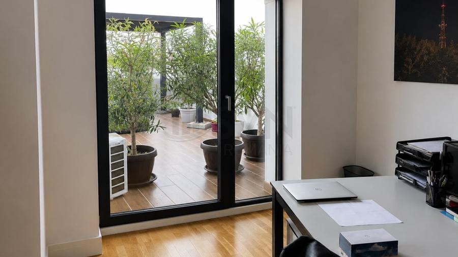 Apartament cu 4 camere semidecomandat în Barbu Văcărescu